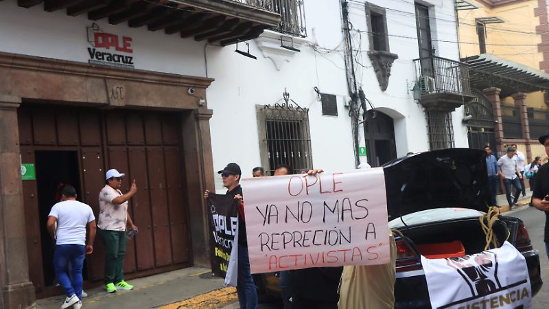 Integrantes de Resistencia Veracruzana protestaron ante el OPLE en Xalapa